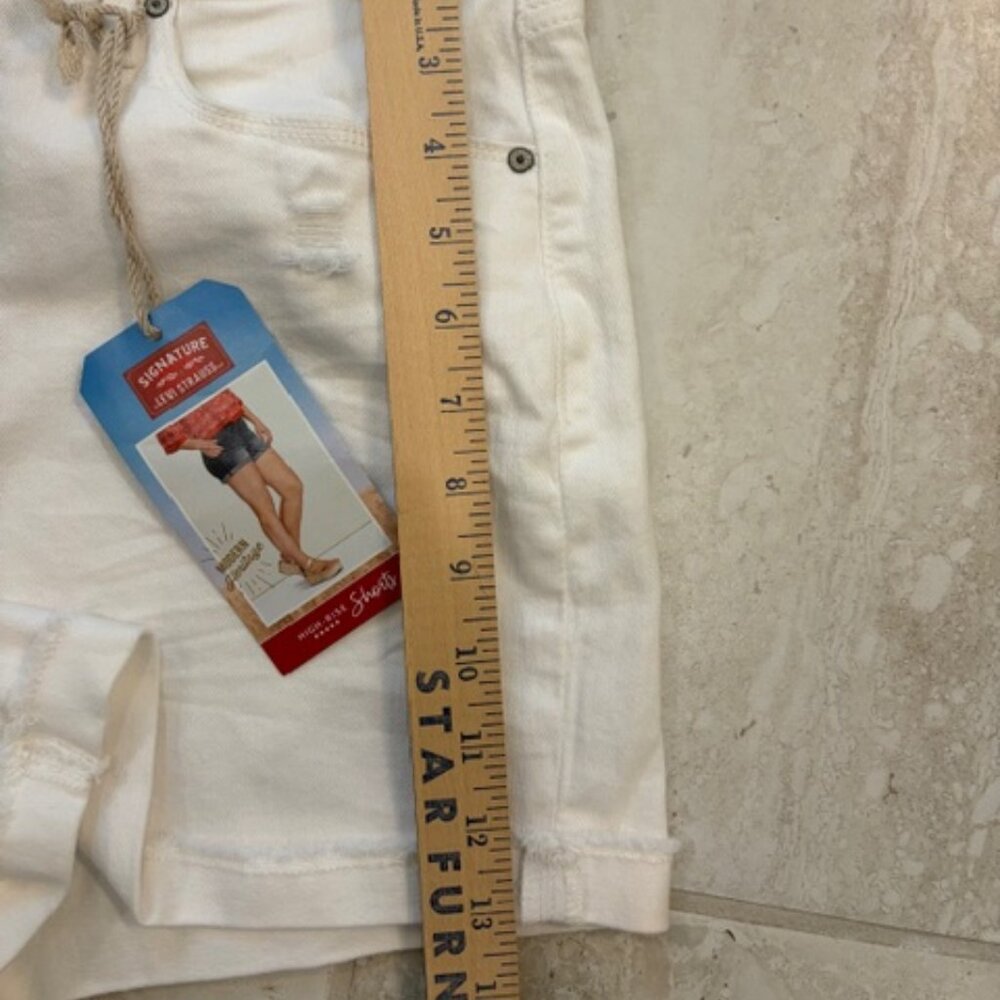 NWT Signature Levis High Rise White Denim Shorts Distressed Frayed Hem Size 8 - Picture 12 of 12